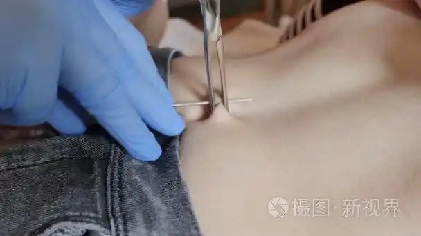 第一个穿孔.把耳环穿在肚脐上.女性穿刺短视频