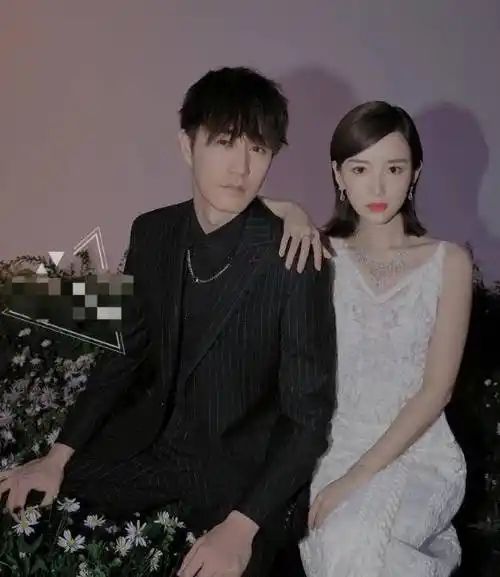 杨玏与毛晓彤拍情侣照,天桥壁咚太甜,父亲杨立新告诫别找洋女友_互动