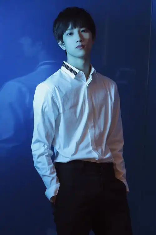 敖子逸获最具关注新人奖时尚西装尽展心情气象