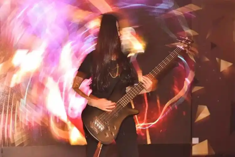 蒲羽,裂缝乐队,零壹乐队贝斯手,独立音乐人金色心脏海洋球池,象征