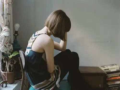 低头悲伤的唯美图片