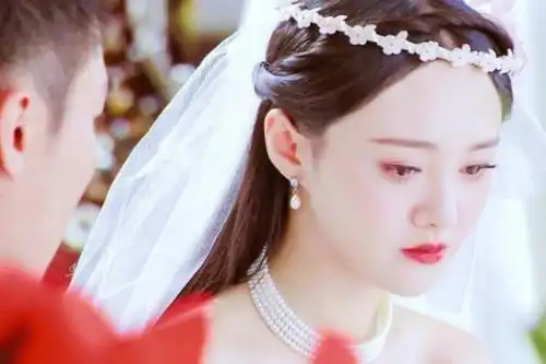 郑爽为数不多穿婚纱的戏,一场被新郎放鸽子,一场压了3年没播