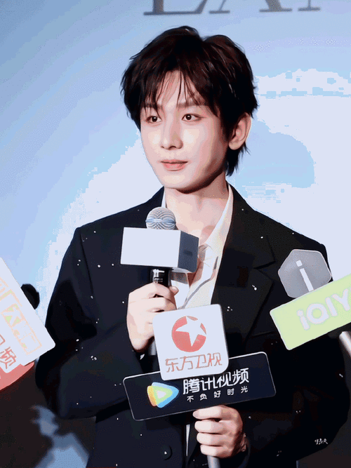 成毅的表情好可爱  今天看见新鲜的@成毅哥哥啦  生图颜值我的真的好