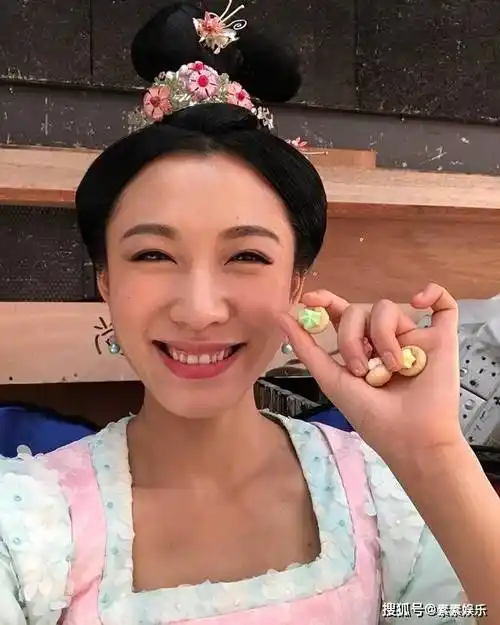 何超琼出席富商曾文豪家宴,干女儿曾昭仪和妈妈开心合影_李美慧_生日