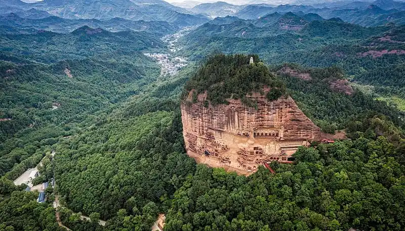 中国甘肃省天水市麦积山石窟航拍