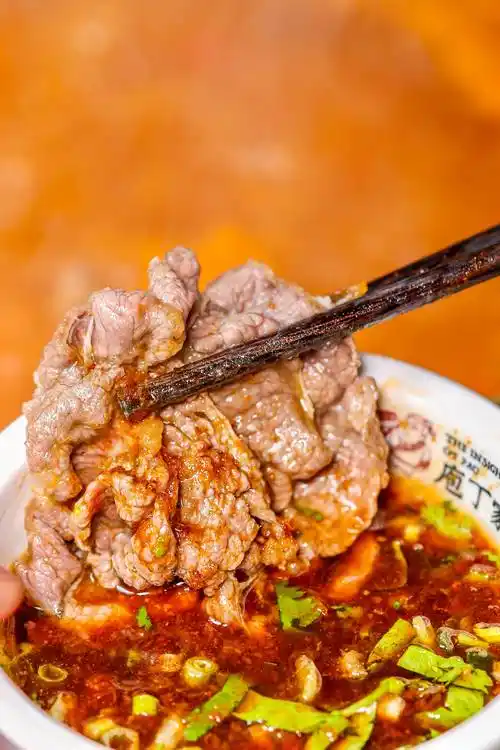 所以说,用于涮火锅的牛肉,那必须是鲜的才好吃,特别是当锅底选择偏