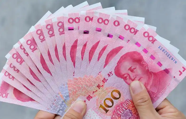 满手的中国一百元钞票