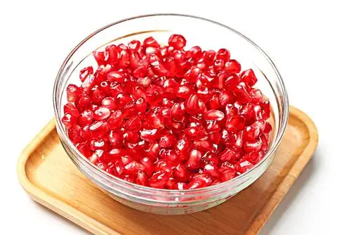 石榴籽放在白色背景上