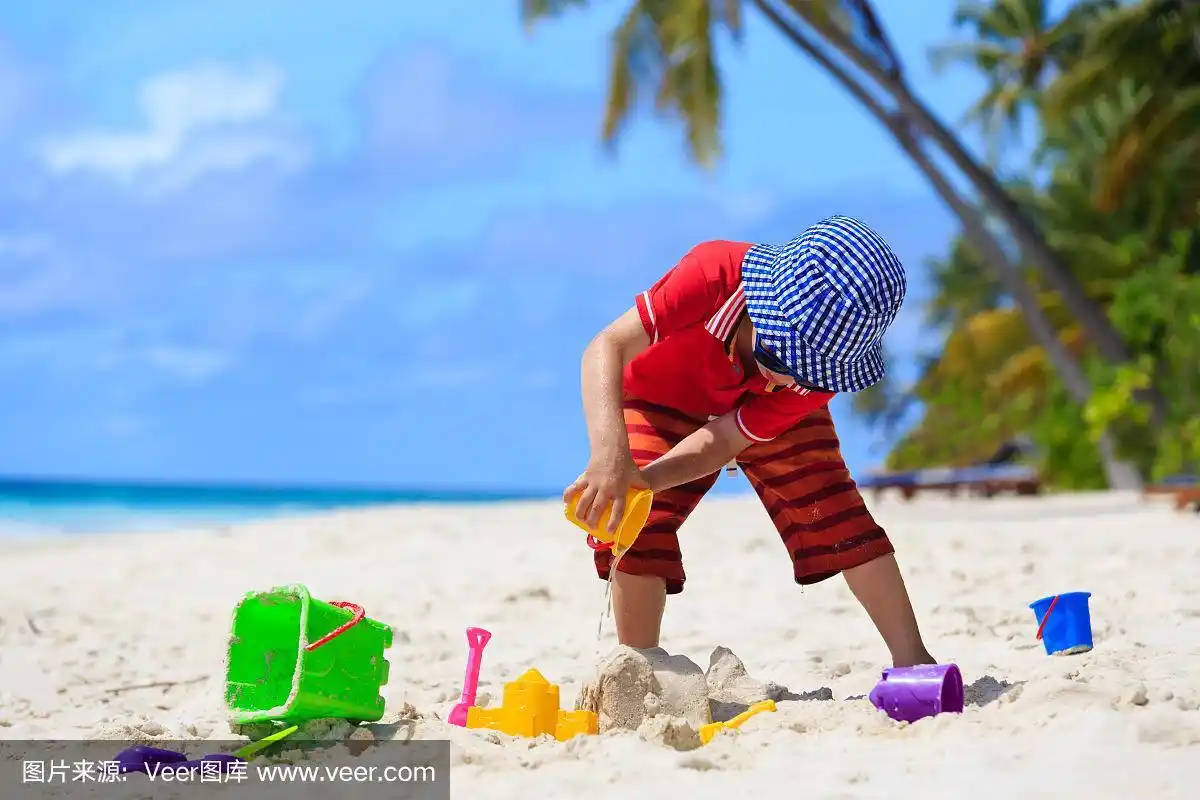 小男孩在沙滩上玩沙子