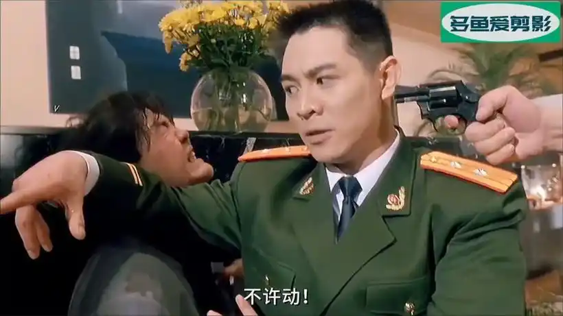 李连杰:平头李连杰穿军装太帅,我可以倒下,但我保护的人不能倒