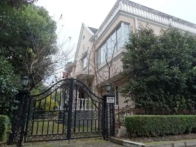 长宁区虹桥路2388号d19幢 皇朝别墅 332.