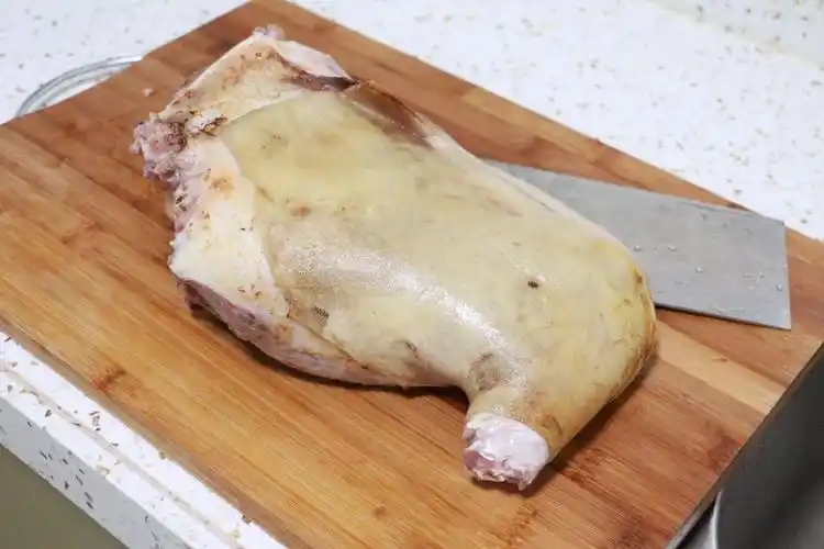 4斤多的狗肉,不放任何大料砂锅里一扔,上桌一大盘不够吃