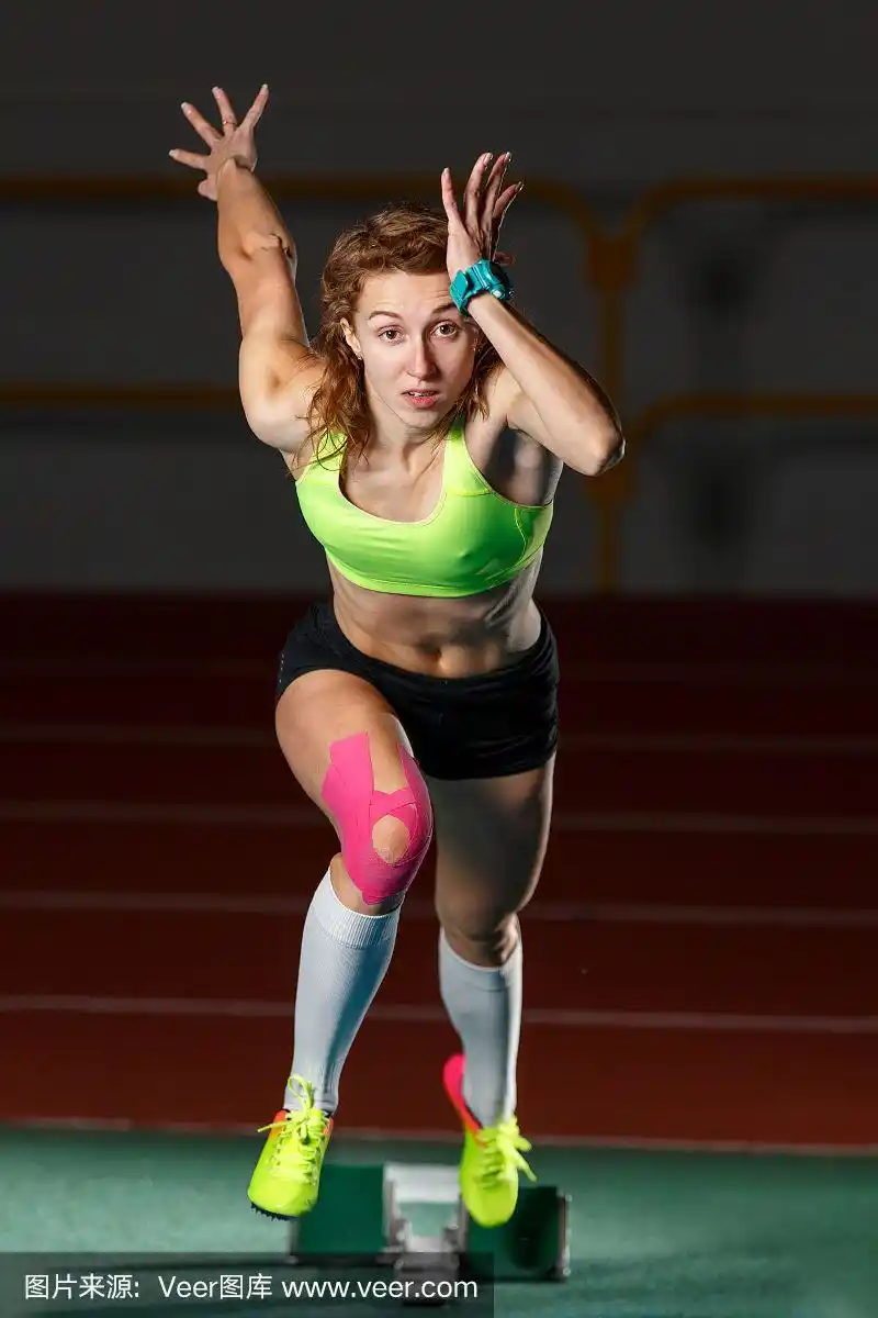 女运动员开始她的短跑赛跑