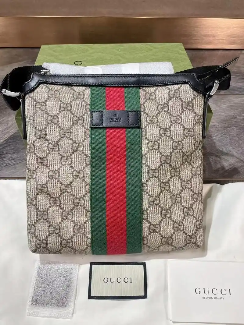 gucci经典帆布斜挎包搭配绿红绿织带