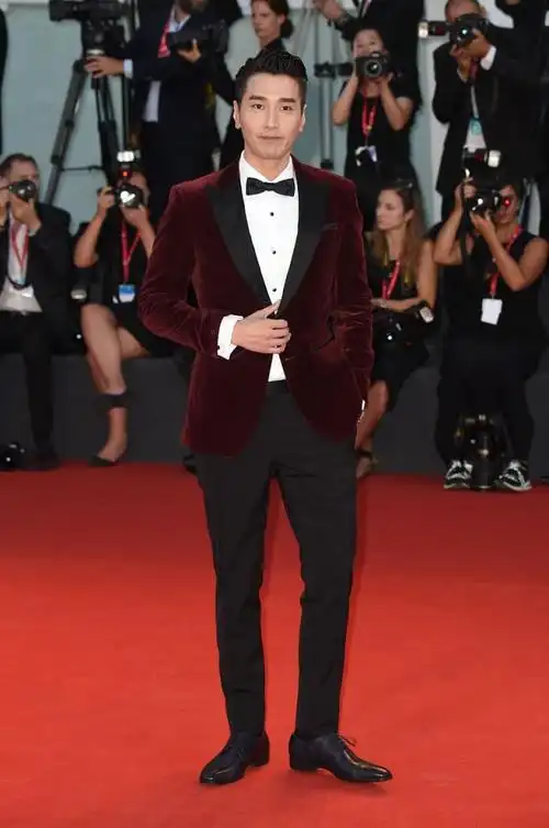 第76届威尼斯电影节星装:赵又廷金丝绒西装白衬衫皮鞋 优雅绅士