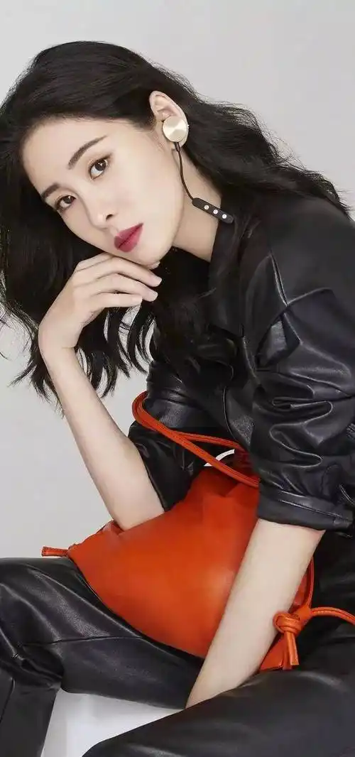 张碧晨的长相在娱乐圈也算是比较出众的.