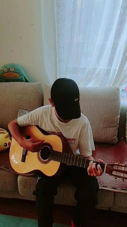 小哥哥弹吉他的样子真帅