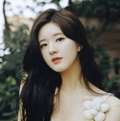 现在大众的审美已经跨过了"网红脸"时代,越来越倾向喜爱于"妈生脸""