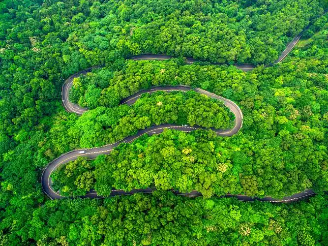 广东佛山,航拍西樵山风景区盘山路.
