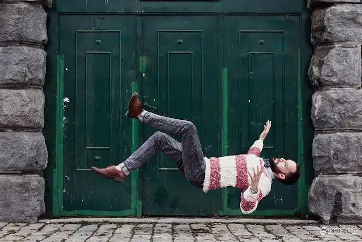 为falling through space的一系列照片,顾名思义就是从太空坠落来的人