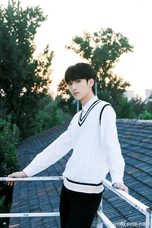 严浩翔校园风四连拍##严浩翔白色针织马甲