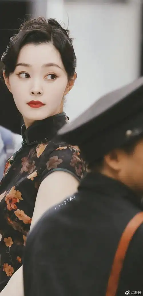 旗袍造型梦回于曼丽#看到就梦回追《伪装者》的岁月了当年你站的是哪