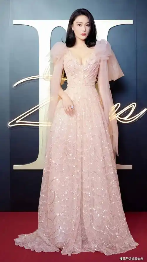 【张馨予性感写真】淡粉亮片低胸纱裙,温柔美丽,drarrivo代言人_派对