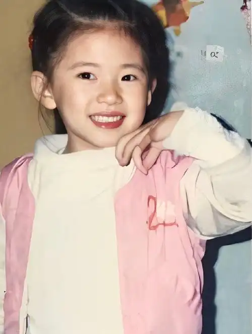 赵露思晒了童年照