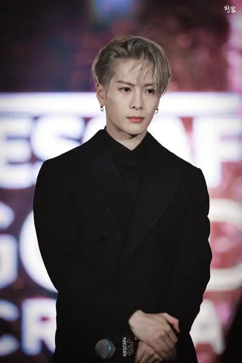 王嘉尔韩国singles8月刊封面