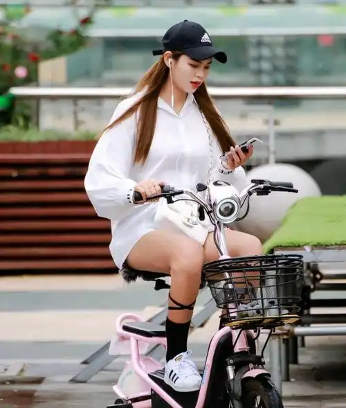 骑电动车美女网络图