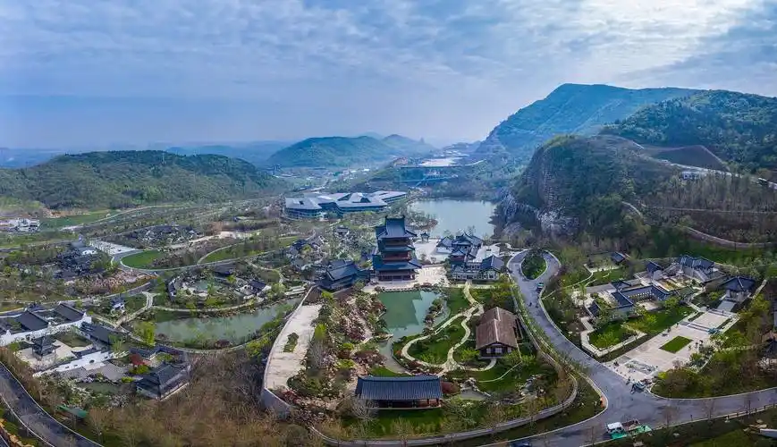 汤山崖壁,百年矿坑的工业图景 漫步园林之中,亭台楼阁,水榭长廊,假山