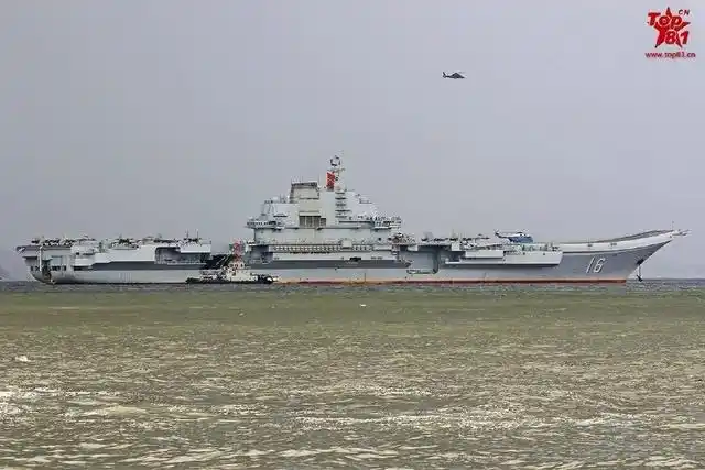 辽宁航母侧面身影同样巍峨耸立 鸣谢:摄影 鼎盛军事---wcm4168