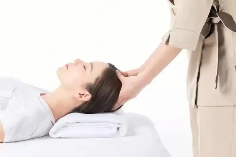 别把【头疗】混淆成【洗头】头疗是用珍贵的中药材加上头部按摩手法给