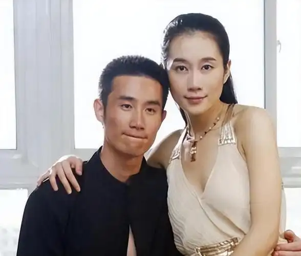 演技精湛的女演员温峥嵘,她的张扬跋扈的性格让人又爱又恨,但她的演技