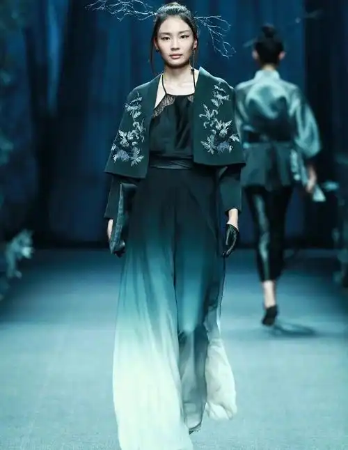 盖娅传说 2019秋冬,水墨呈现,渐变晕染,以水墨色为基韵,西式剪裁版型