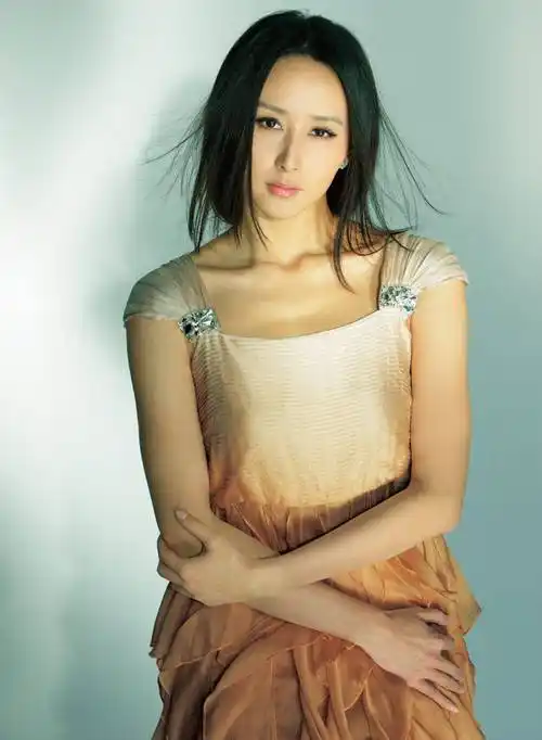 胡静已经年过不惑,依然楚楚动人,嫁入豪门的胡静,被宠上了天_高小_剧