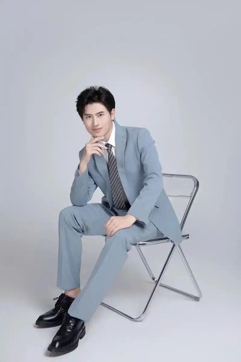 男士形象照.#西装杀 #个人形象照 #西服的魅力 #穿着得体 - 抖音