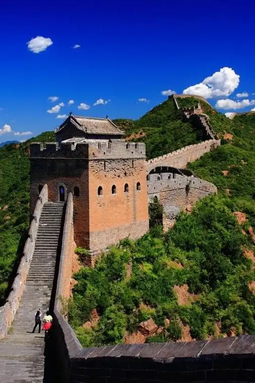 这段长城军事设施完备,构筑坚实,从金山岭至司马台是北京地区原貌保存