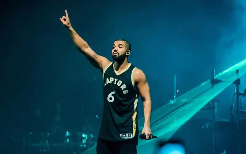 公鸭drake最新 多伦多ovo fest2016现场,献唱《hype》视频公开