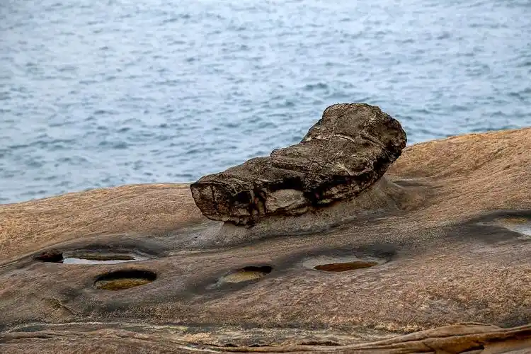 海滩上的怪石图片自然风景海滩沙滩怪石