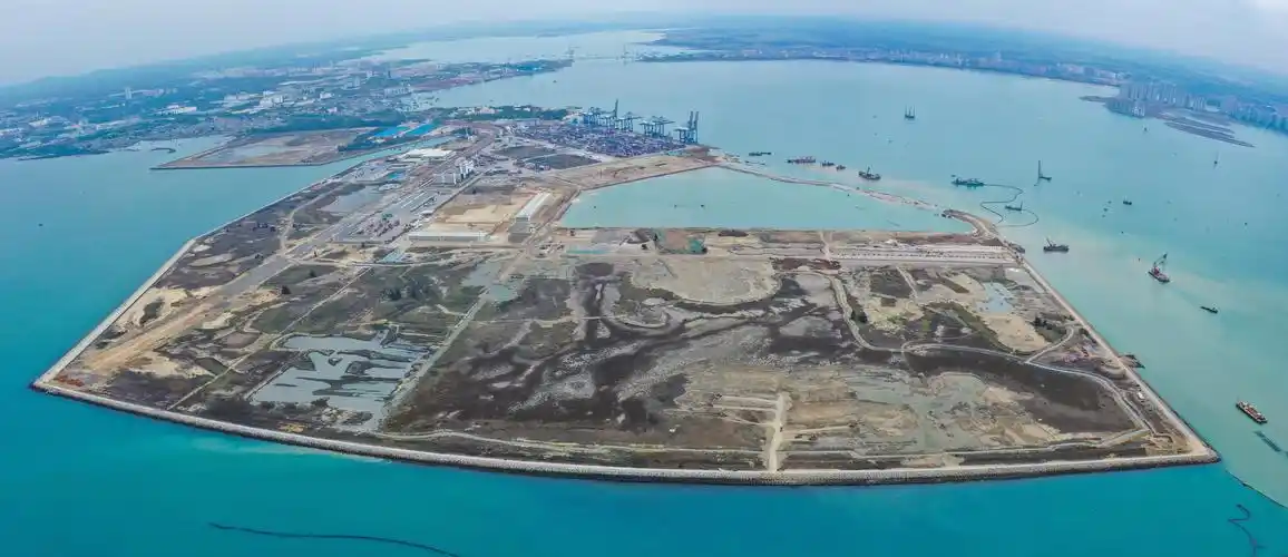 这是建设中的海南洋浦区域国际集装箱枢纽港扩建工程(3月13日摄,无人