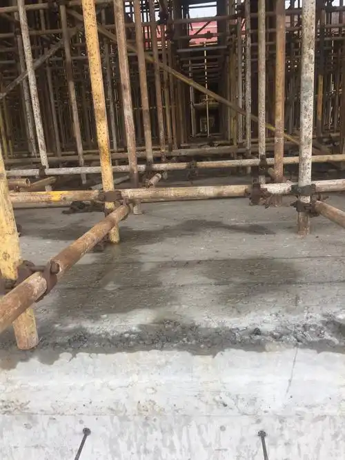 支模架扫地杆,纵横向水平杆部分缺失或未全部连接.