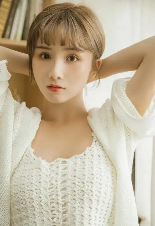 超好看的短发美女 甜美气质生活照_网易订阅