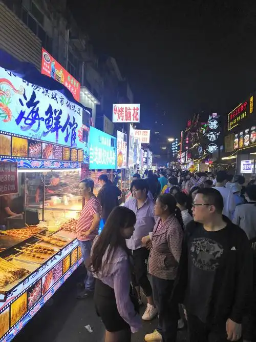 广西南宁市中山路小吃街夜晚街拍