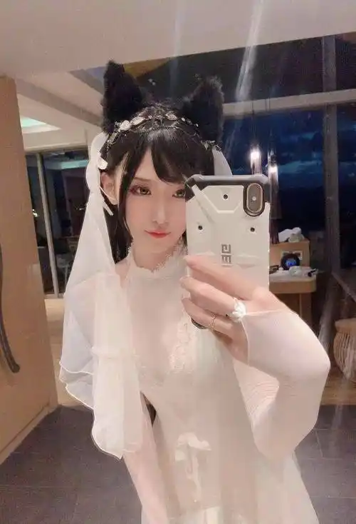 腐团cos纯白花嫁:洁白婚纱亮眼,头戴猫耳毫无违和感