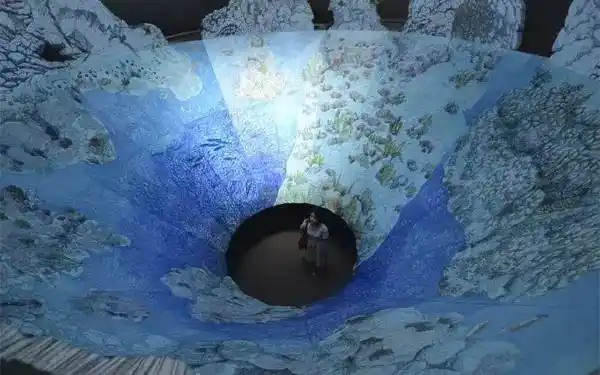 由收集来的空饮料罐和宝特瓶等垃圾以及居民家庭不要的废弃物制作而成