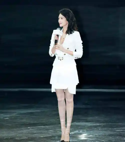 章子怡穿连衣裙搭高跟鞋和继女走机场,优雅又高贵,真是好后妈_白色