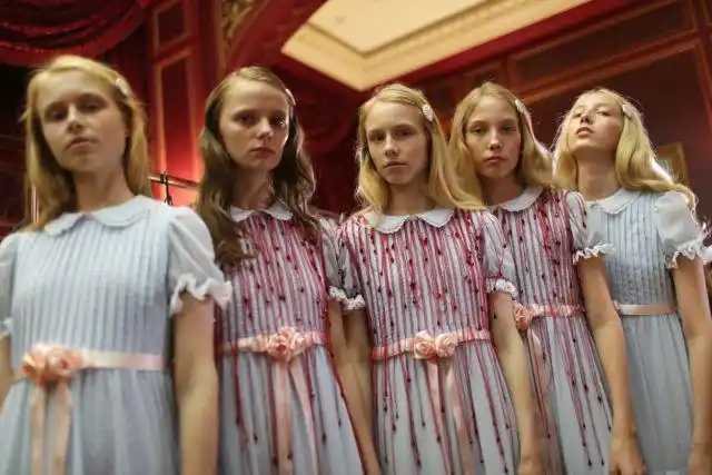 该系列的双胞胎闭场,灵感源自于经典恐怖电影「闪灵」,其中一位女孩的