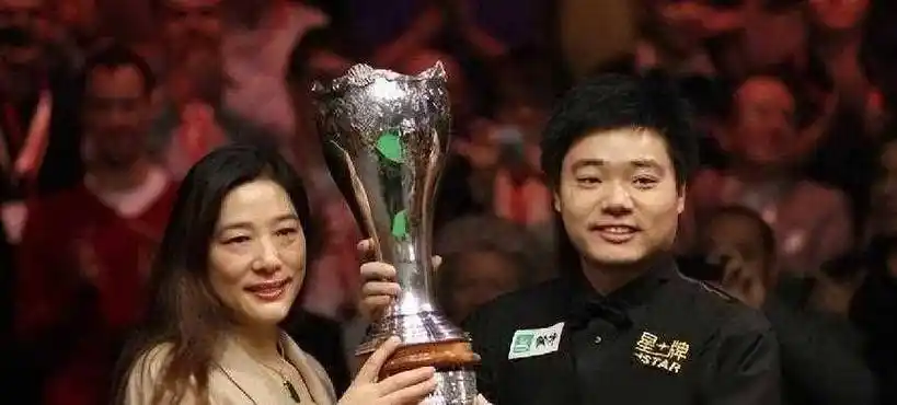 37岁丁俊晖现状:身家过亿常住国外别墅,大龄富二代女子气质绝_人生