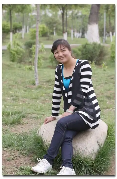 公园里偶遇大方美女3